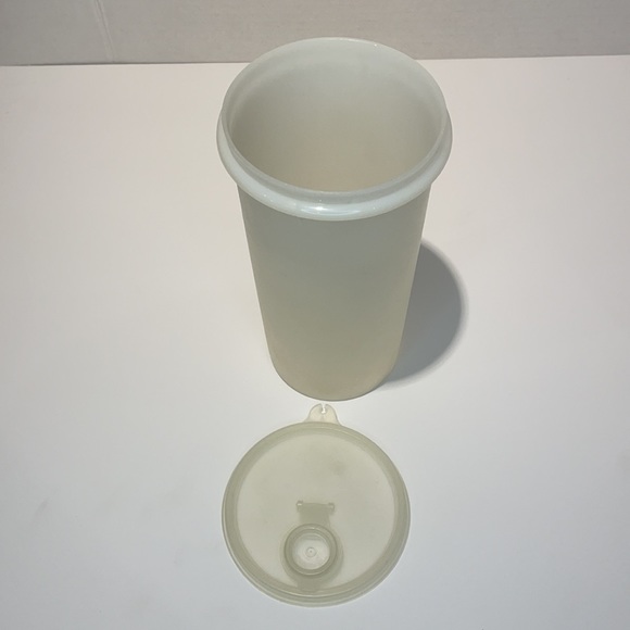 Vintage Tupperware 32 OZ? Tumbler with lid. Made in USA - Picture 2 of 4